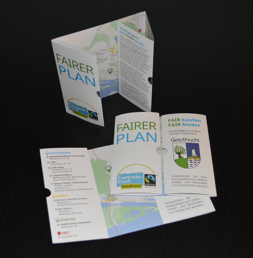 Faitrade-Falz-Flyer für die Stadt Geesthacht für Unternehmen mit Fair-Trade Artikeln. Mit Stadtplan.